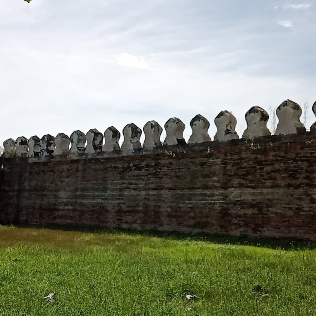 กำแพงเมืองเก่าลพบุรี (Old Lopburi City Wall) Photo 1 of 5