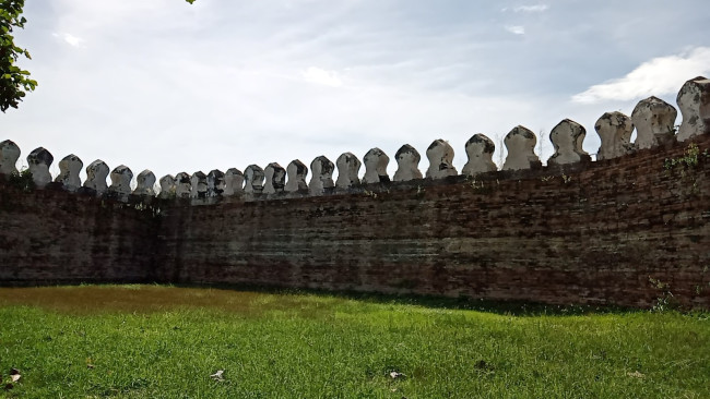 กำแพงเมืองเก่าลพบุรี (Old Lopburi City Wall) Photo 1 of 5